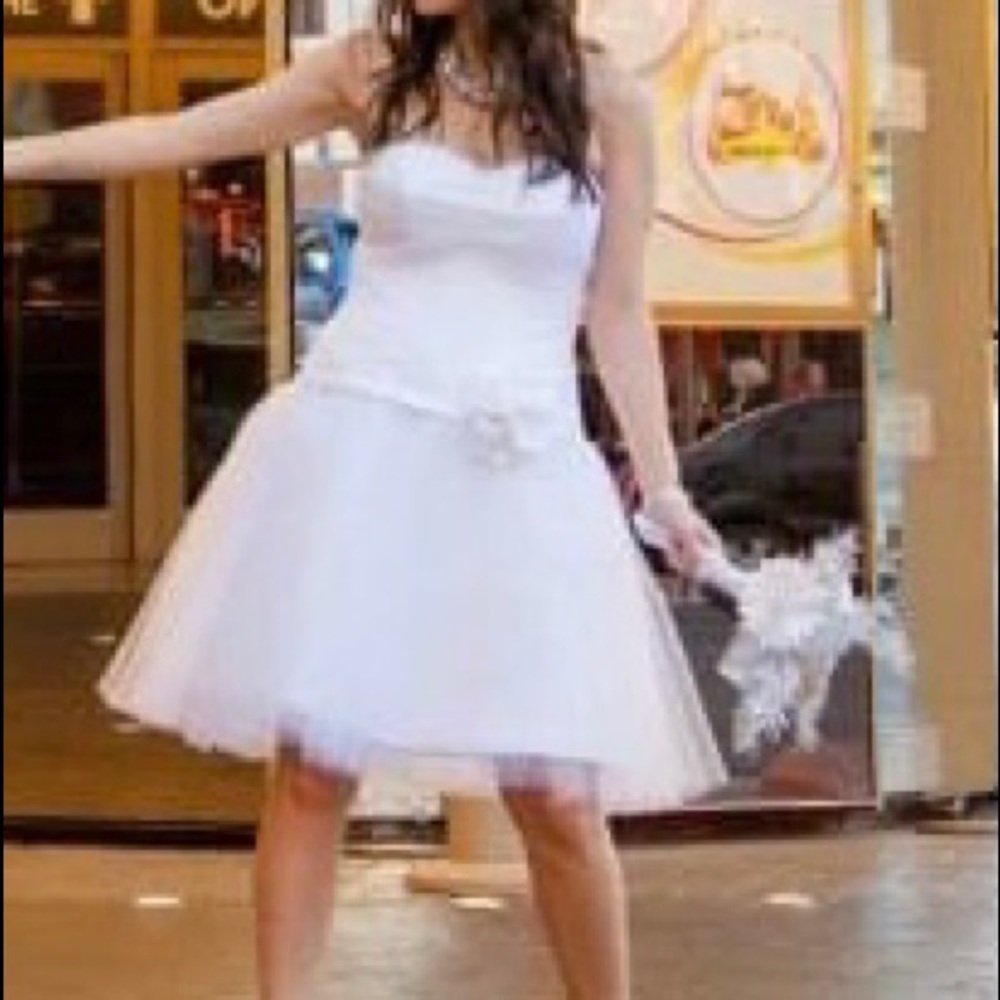 Lovely Wedding Dress - Picture 7 of 8